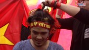 CĐV xuống tóc ăn mừng ngay sau khi U23 Việt Nam thắng U23 Qatar